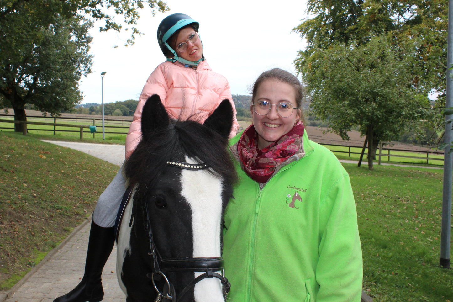 Reittherapie für vier beeinträchtigte Kinder auf dem Carolinenhof