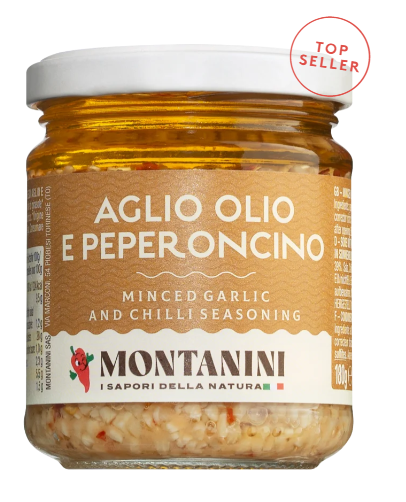 Food Gehackter Knoblauch mit Öl und Chilli